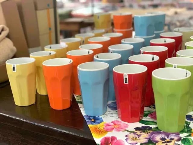 Bunte Keramikbecher für die erste Wohnung
